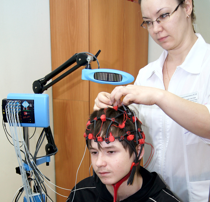 Child with sensors on his head - Neurofeedback